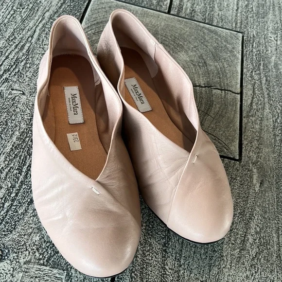 MaxMara made in Italy soft flexible leather light weight slip on ballet flats